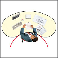 Die Form der Vital Office Tischplatten ist einzigartig. Die innere Rundung erleichtert den Wechsel zwischen den verschiedenen Arbeitsbereichen auf dem Tisch. Man muss sich nur Drehen - anstatt sich zu verdrehen.