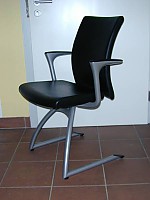 Klassischer dynamischer Besucherstuhl auf dem Sie auch nach Stunden noch Entspannt sitzen.