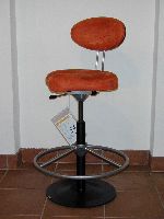 bequemer Stehsitz mit hoher Gasfeder
