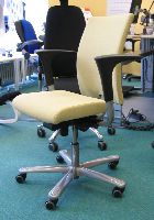 B&uuml;rostuhl mit Armlehnen in dezentem hellgr&uuml;n