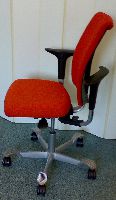 H05 in rot mit Swingback Armlehnen