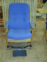 fahrbarer Seniorensessel in blauen Wollstoff