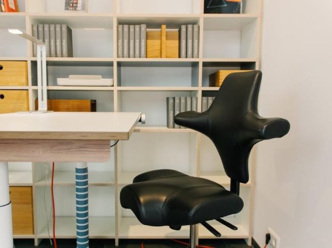 Stuhl Capisco vor Mocoba Regal