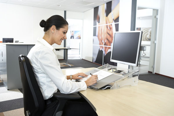 Der Vorlagenhalter FlexDesk 640 mit herunter gezogener Arbeitsplatte. So entsteht ein Pult zum Lesen und Schreiben, die Tastatur verschwindet unter der Pultplatte.