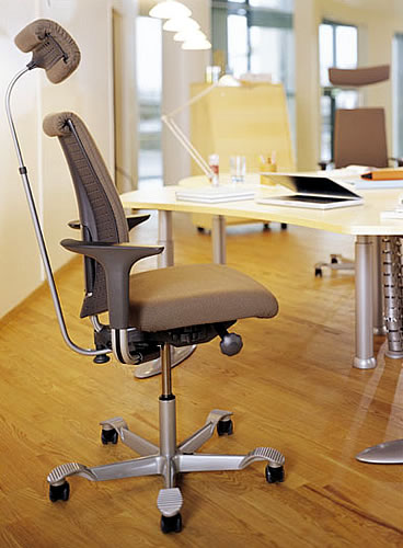 Anwendungsbeispiel für den Bürostuhl HAG H05: Das Modell 5500 in einem Büro, mit Swingback-Armlehnen und Kopfstütze ausgestattet.