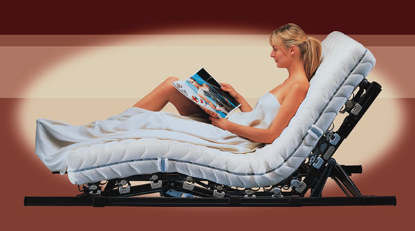 Das Bettsystem Lattoflex 300 mit Motorrahmen. (Bildseite)