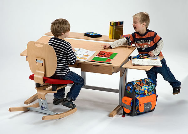 Der perfekte Schülerarbeitsplatz mit Schülerschreibtisch Moizi 17 und Stuhl Moizi 6. Da machen die Hausaufgaben gleich viel mehr Spaß.
