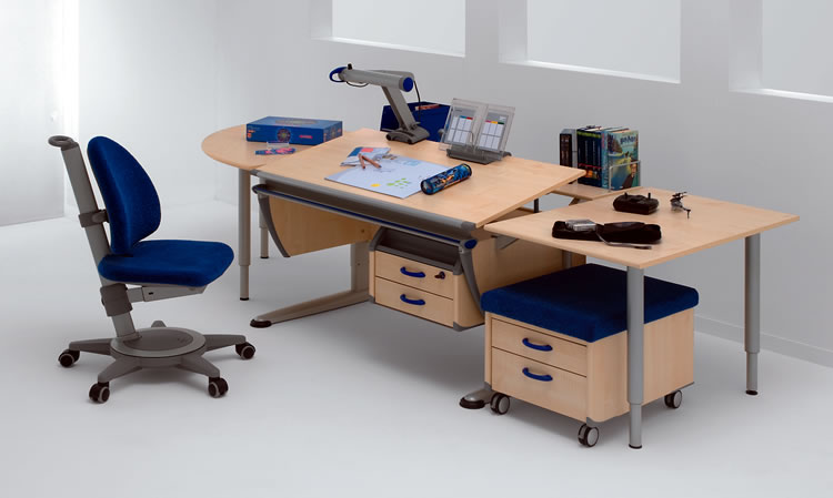 Moll Kinderschreibtisch Booster mit seitlichen Anbauteilen rechts und links sowie Rollcontainer. Schrägstellbare Pultplatte mit Abrutschsperre.
