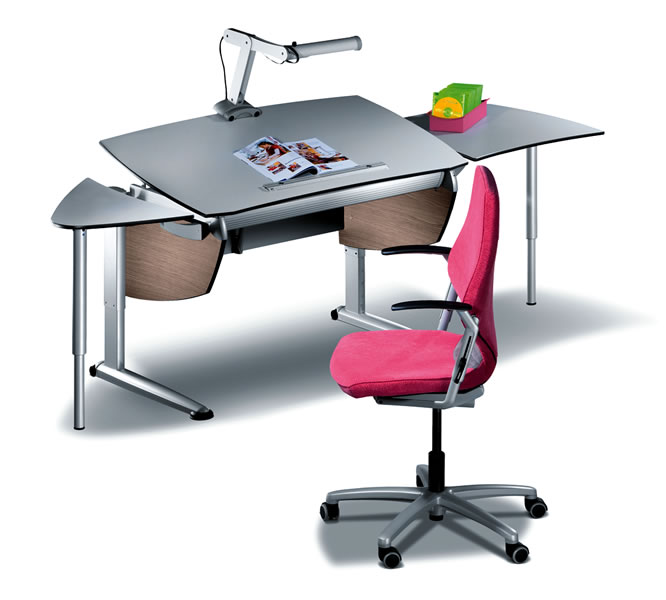 Home Office: Der Moll Schreibtisch Science mit seitlichen Anbauplatten und schrägstellbarer Tischplatte