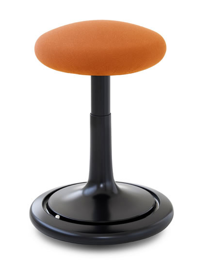 Der ergonomische Hocker Ongo mit schwarzem Gestell, schwarzer Kugelbahn und orangefarbenem Stoffbezug