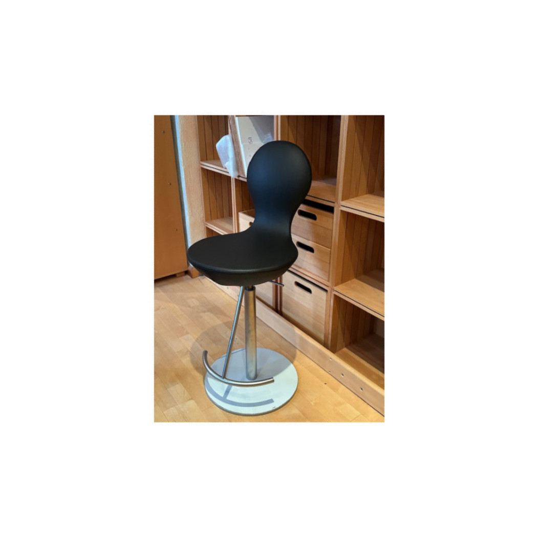 Bezug: Leder Elegance Black 009, 
Teller: Chrom matt,
 Lift: 60 - 89 cm, 
Kippmechanik ( nach vor